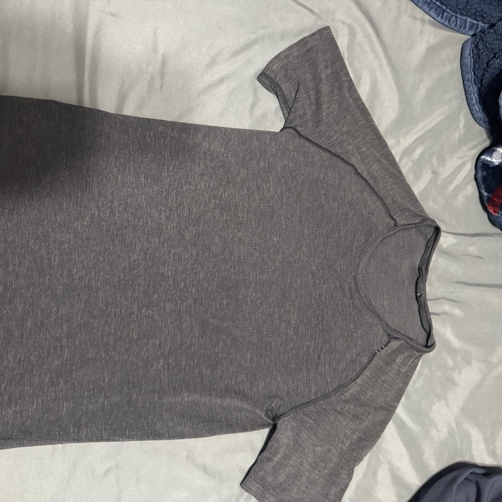 Men’s grey small metal vent grey lulu lemon T-shirt